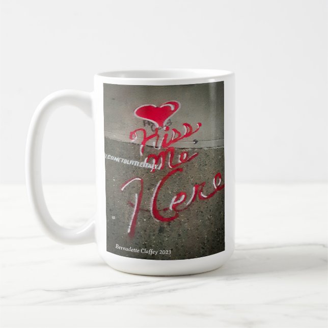 "Kiss Me Here-Little Italy, NYC"-Tasse Kaffeetasse (Links)