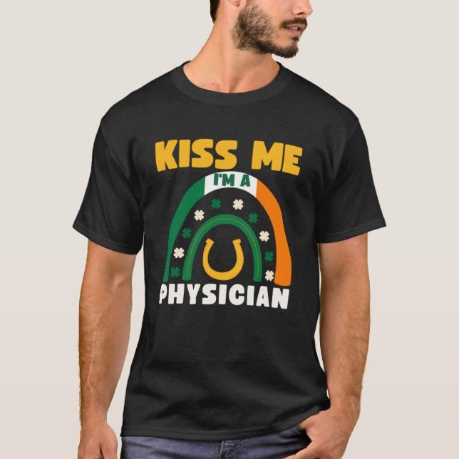 Kiss Me I bin Arzt St Patricks Day Puns Iris T-Shirt (Vorderseite)