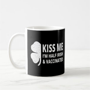 Kiss Me I bin halb irisch und geimpft Saint Patric Kaffeetasse