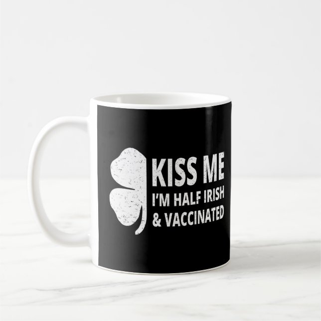 Kiss Me I bin halb irisch und geimpft Saint Patric Kaffeetasse (Links)