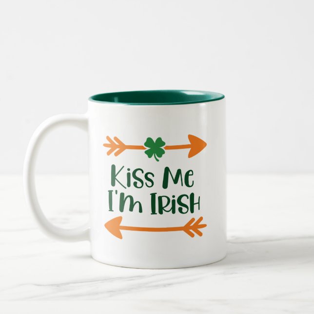 Kiss Me I bin Irin: Funny Paddy's Day Drinking Tas Zweifarbige Tasse (Links)