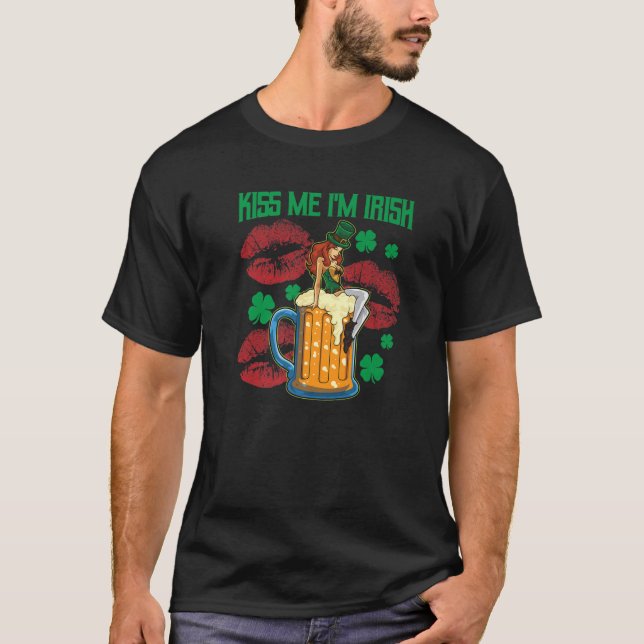 Kiss Me I bin Irish Beer Leprechaun Kleeblatt T-Shirt (Vorderseite)