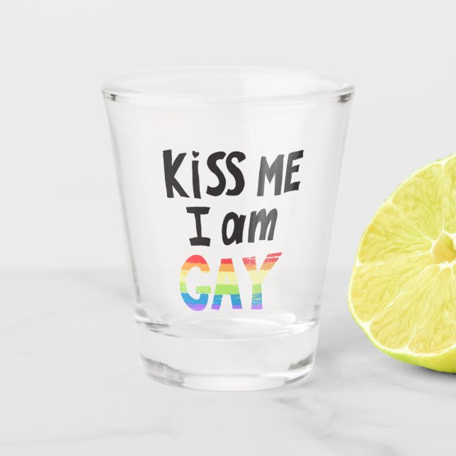 Kiss Me I is Gay Schnapsglas (Vorderseite)
