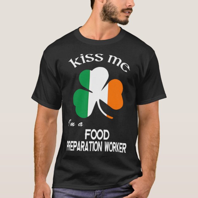 Kiss Me I m a Food Preparation Worker St Patrick s T-Shirt (Vorderseite)