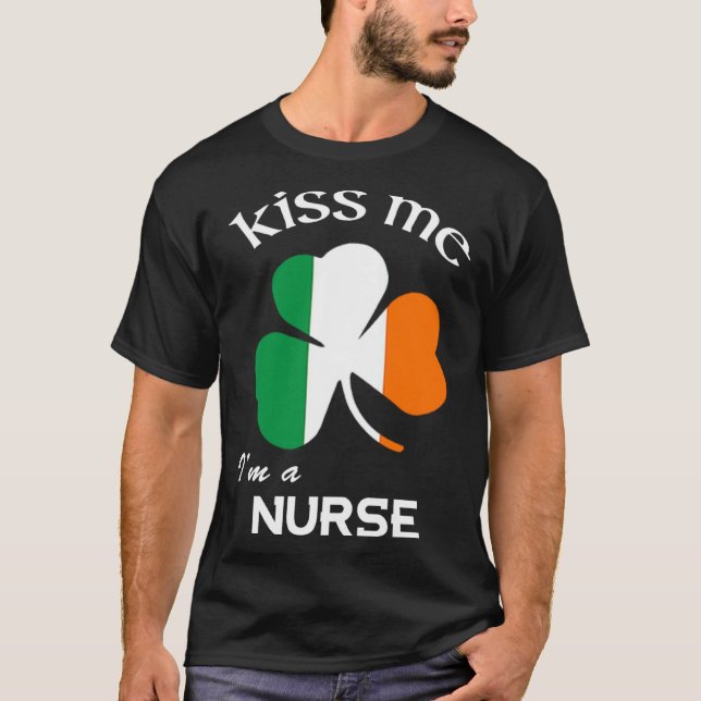 Kiss Me I m a Nurse Kleeblatt Medical Assistant T-Shirt (Vorderseite)
