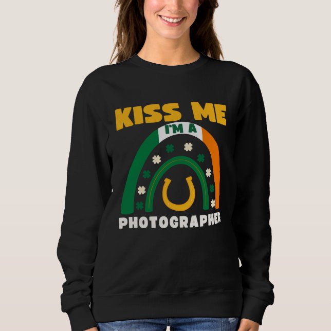 Kiss Me I m A Photographer St Patricks Day Puns Ir Sweatshirt (Vorderseite)