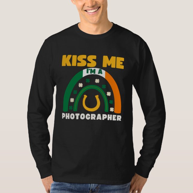 Kiss Me I m A Photographer St Patricks Day Puns Ir T-Shirt (Vorderseite)