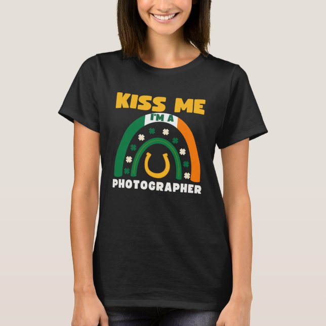 Kiss Me I m A Photographer St Patricks Day Puns Ir T-Shirt (Vorderseite)