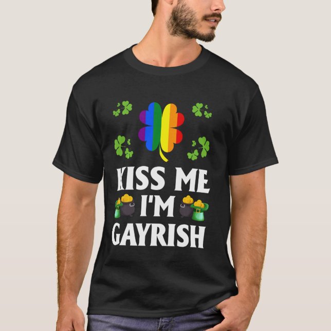 Kiss Me I M Gayrish Gay Lgbt Pride Funny St Patric T-Shirt (Vorderseite)