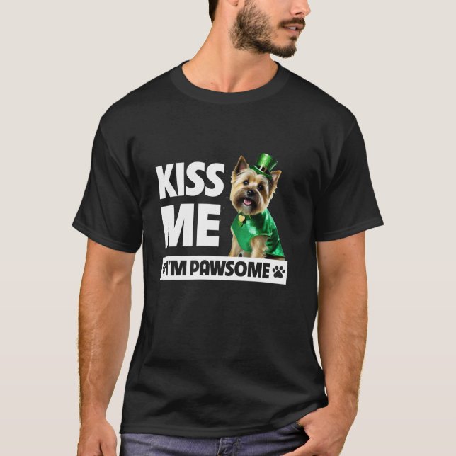 Kiss Me I m Pawsome Cairn Terrier St Patricks Day T-Shirt (Vorderseite)