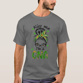 Kiss Me Ich bin ein CNA Nurse Messy Bun St Patrick T-Shirt