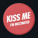 Kiss Me Ich bin geimpft Moderne Niedliche Zitat Ma Magnet<br><div class="desc">"Kiss Me I bin geimpft" in moderner,  niedlicher und einfacher serifenloser Typografie</div>