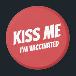 Kiss Me Ich bin geimpft Moderne Niedliche Zitat Ma Magnet<br><div class="desc">"Kiss Me I bin geimpft" in moderner,  niedlicher und einfacher serifenloser Typografie</div>
