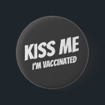 Kiss Me Ich bin geimpft Modernes Niedliches Zitat Button<br><div class="desc">"Kiss Me I bin geimpft" in moderner,  niedlicher und einfacher serifenloser Typografie</div>