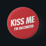 Kiss Me Ich bin geimpft Modernes Niedliches Zitat Button<br><div class="desc">"Kiss Me I bin geimpft" in moderner,  niedlicher und einfacher serifenloser Typografie</div>