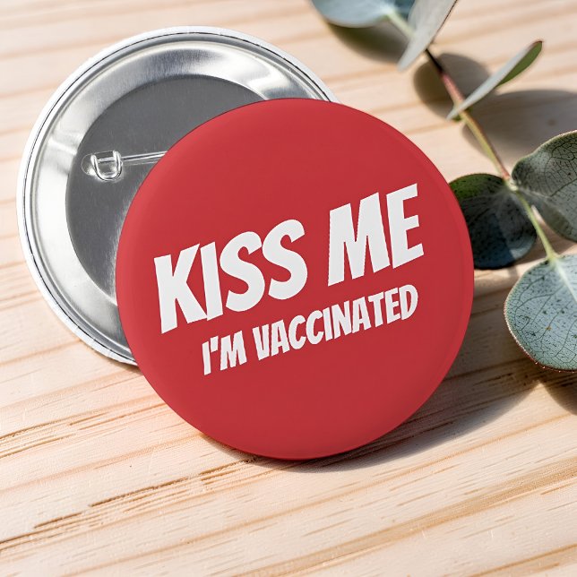 Kiss Me Ich bin geimpft Modernes Niedliches Zitat Button (Von Creator hochgeladen)