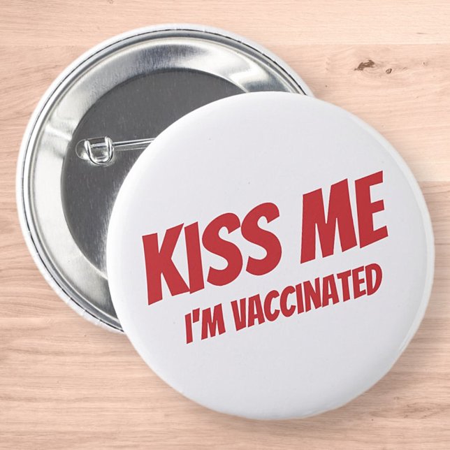 Kiss Me Ich bin geimpft Modernes Niedliches Zitat Button (Von Creator hochgeladen)