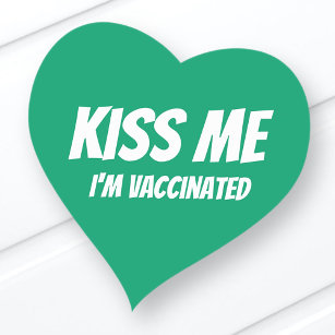 Kiss Me Ich bin geimpft Modernes Niedliches Zitat Herz-Aufkleber
