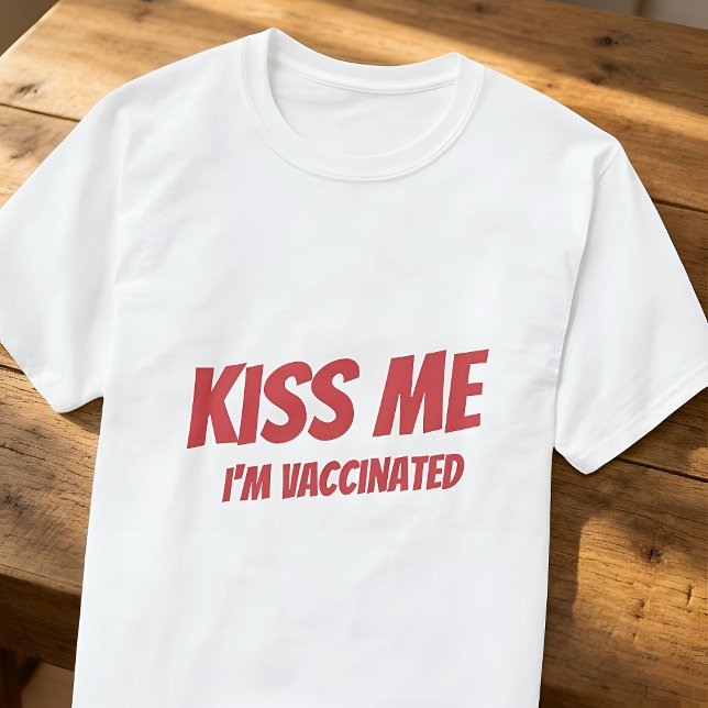 Kiss Me Ich bin geimpft Modernes Niedliches Zitat T-Shirt (Von Creator hochgeladen)