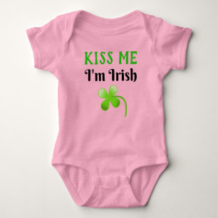 Kiss Me Ich bin Irish St. Patrick's Day Green Baby Strampler