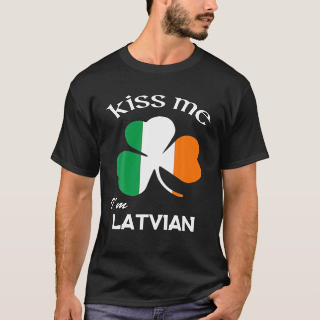 Kiss Me Ich bin lettisches Kleeblatt Lettland St.  T-Shirt (Vorderseite)
