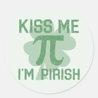 "Kiss Me, ich bin Pi-rish" Runder Aufkleber