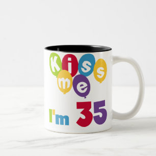 Kiss Me I'm 35 Geburtstags T - Shirt und GIfts Zweifarbige Tasse
