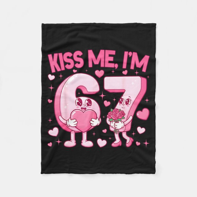 Kiss Me I'm 6 7 Cute Funny 67 Meme Birthday Valent Fleecedecke (Vorderseite)