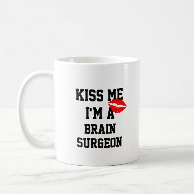 Kiss Me Im a Brain Chirurg Tasse (Links)