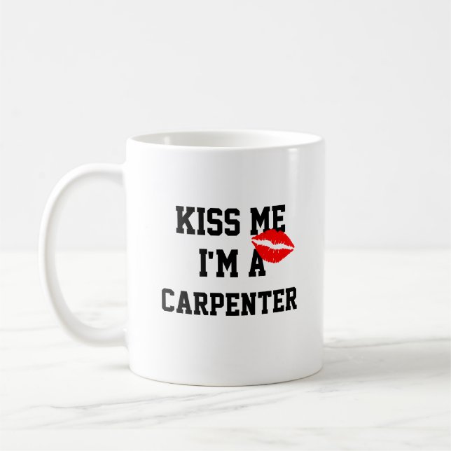 Kiss Me Im A Carpenter Tasse (Links)