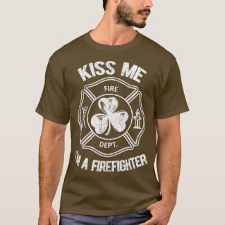 Kiss Me Im a Firefighter St Patricks Day Kleeblatt T-Shirt