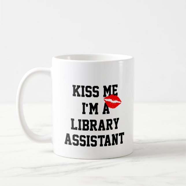 Kiss Me Im a Library Assistant Coffee Tasse (Links)