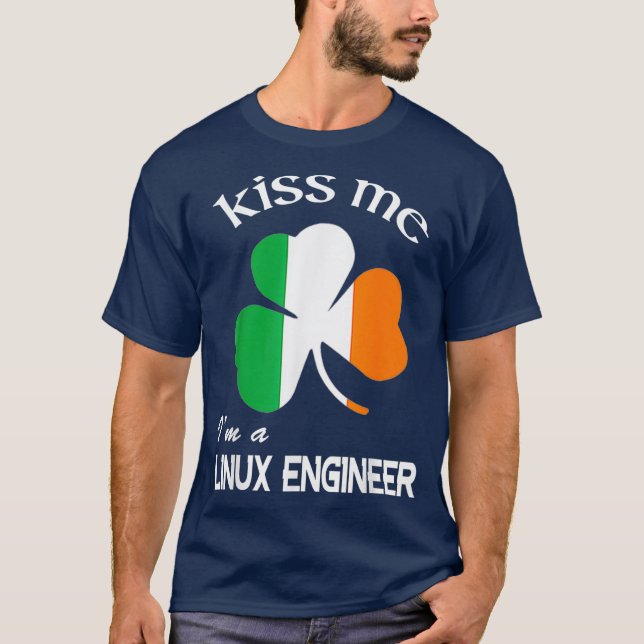 Kiss Me Im a Linu Engineer Kleeblatt St Patricks T-Shirt (Vorderseite)