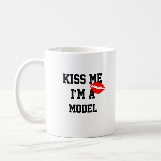 Kiss Me Im a Model Tasse (Links)