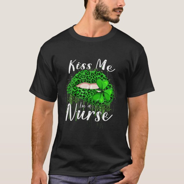 Kiss Me I'm A Nurse St Patrick's Day Green Lips Le T-Shirt (Vorderseite)