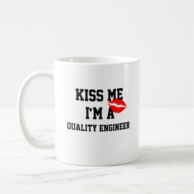 Kiss Me Im A Quality Engineer Tasse (Links)