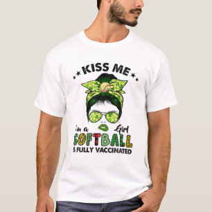 Kiss Me Im a Softball Girl Irish Kleeblatt St Patr T-Shirt