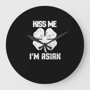 Kiss Me Im Asian Shirt St Patricks Day kleidet Me Große Wanduhr