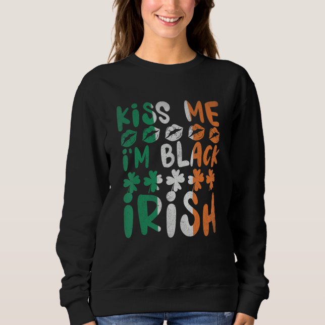 Kiss Me I'm Black Irish Shamrock Funny St. Patrick Sweatshirt (Vorderseite)