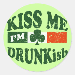 Kiss Me Im Drunkish Runder Aufkleber
