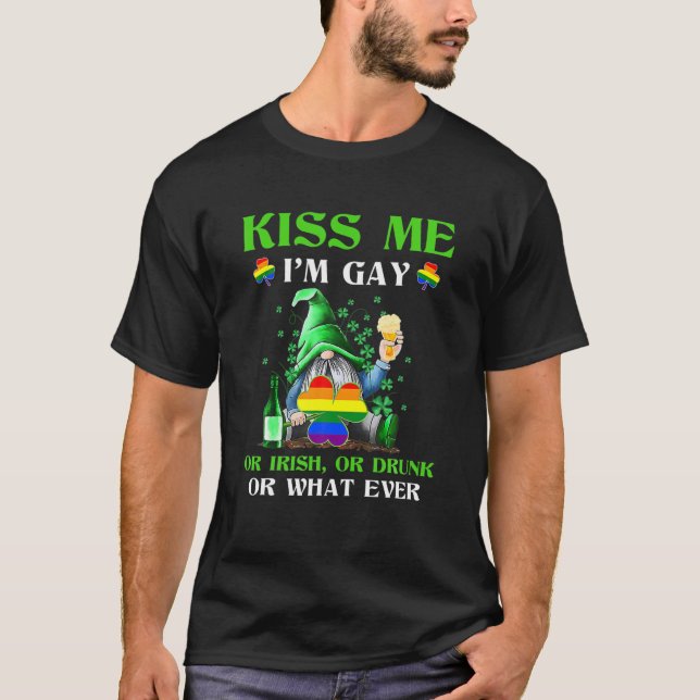 Kiss Me Im Gay Betrunken Gnome Garden LGBT Irish S T-Shirt (Vorderseite)