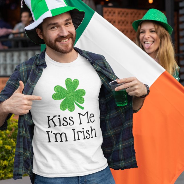 Kiss Me I'm Irish 4 Leaf Clover St Patrick's Day T-Shirt (Von Creator hochgeladen)