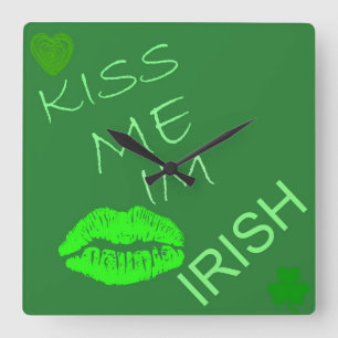 Kiss Me Im Irish Quadratische Wanduhr