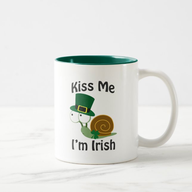 Kiss Me I'm Irish Snail Zweifarbige Tasse (Rechts)