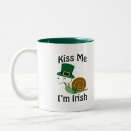 Kiss Me I'm Irish Snail Zweifarbige Tasse