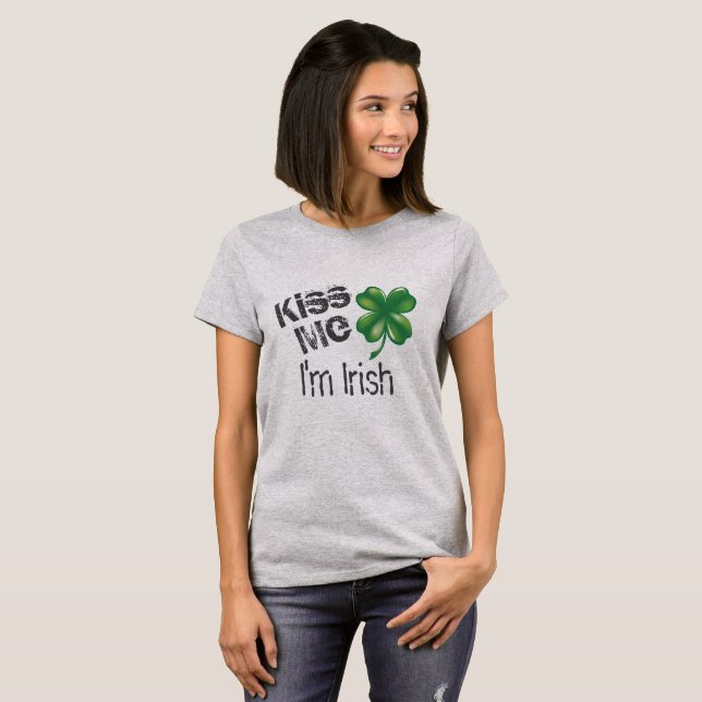 Kiss Me I'm Irish Women's St. Patrick's Day T-Shirt (Vorne ganz)