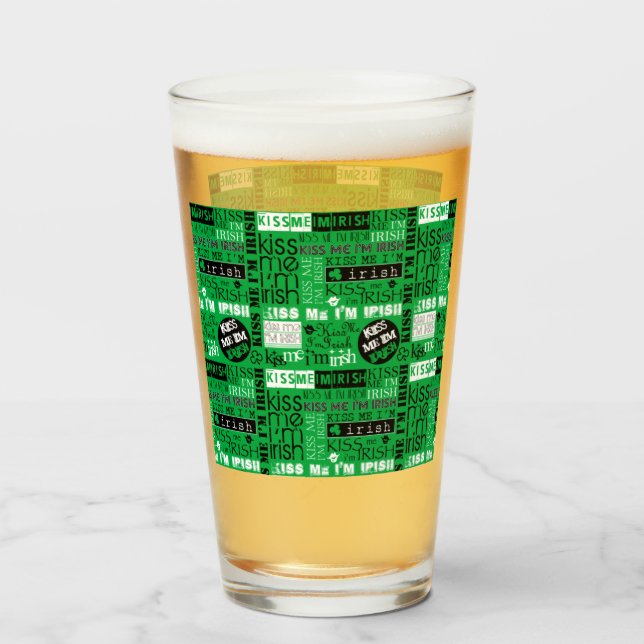 Kiss Me I'm Irish Word Play Glas (Vorne (Gefüllt))