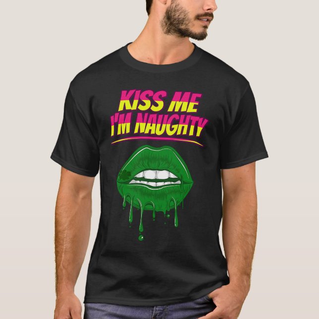 Kiss Me I'm Naughty St Patty's Day T-Shirt (Vorderseite)