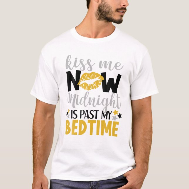 Kiss Me Mitternacht ist mein Bedtime Funny NYE ver T-Shirt (Vorderseite)