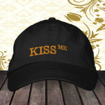 KISS ME Retro-Hat-Mode / Fun-Party-LKW-Kappe Bestickte Baseballkappe<br><div class="desc">Bestickte Hats: Klassischer Retro-Party-Hut mit Text "KISS ME" - lustige Mode,  Bachelor-Party,  Uni-Kleidung,  geheimer Weihnachtsmann,  Bürofeiern / Nachtausklang</div>